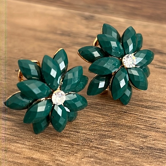 NEW❣️Floral Gem Stud Earrings Emerald Green - Picture 1 of 6